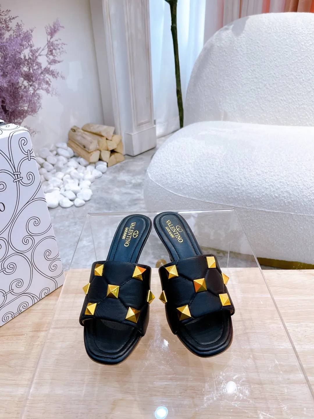👟👟Ex-factory price 380👟👟 Genuine leather sole +40 Valentino.Valentino👑👑Rivets The latest series of the slippers counter, the highest version, perfect details, a very eye-catching catwalk series launched [strong][strong] V's popular rivet elements, luxurious and gorgeous! Various colors can be matched with beautiful clothes in spring and summer. There are many choices🎉🎉Exquisite and durable. It is copied at 1:1 of the original product. The upper foot is very pedicure-like. The key point is that it is very good and easy to control. It does not grind the feet and does not tire the feet. It is a walking artifact. The last shape is completely compared to the counter. The details are perfect. Without the original version, it would not be so exquisite! (Note! The heel shape and height are exclusively molded according to the original version, and are not randomly substituted by the market🐂) The color and texture of the fasteners are consistent with the original version! Fabric: Sheepskin Lining: Sheepskin lining 5 colors: off-white, black, bare, burgundy, pink Size: 34 to 41 (34, 40, 41, custom-made, non-refundable and non-exchangeable) Heel height: flat rubber bottom: genuine leather bottom: